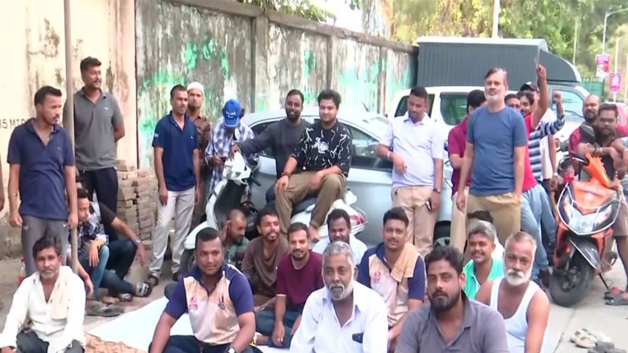 Brihanmumbai Electric Supply and Transport (BEST) bus staff stage a protest (Photo/ANI) Brihanmumbai Electric Supply and Transport (BEST) bus staff stage a protest (Photo/ANI)
