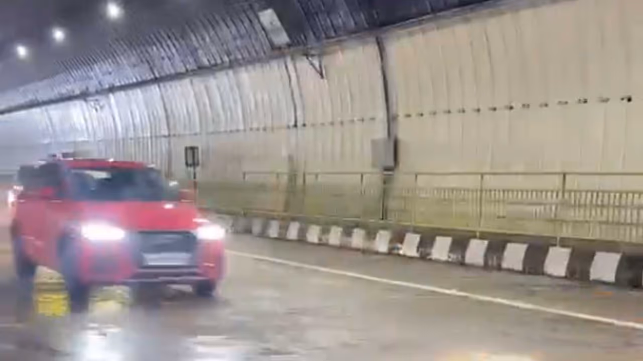 Pune Expressway reopens for vehicular movement after debris (Photo/X@MSRDC_official) Pune Expressway reopens for vehicular movement after debris (Photo/X@MSRDC_official)