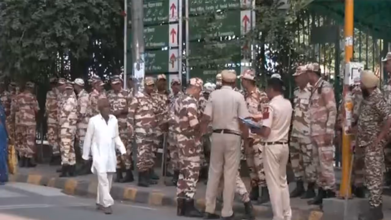 Heavy security personnel, including Delhi Police and paramilitary forces, deployed outside the Jamia Millia Islamia campus (Photo/ANI) Heavy security personnel, including Delhi Police and paramilitary forces, deployed outside the Jamia Millia Islamia campus (Photo/ANI)