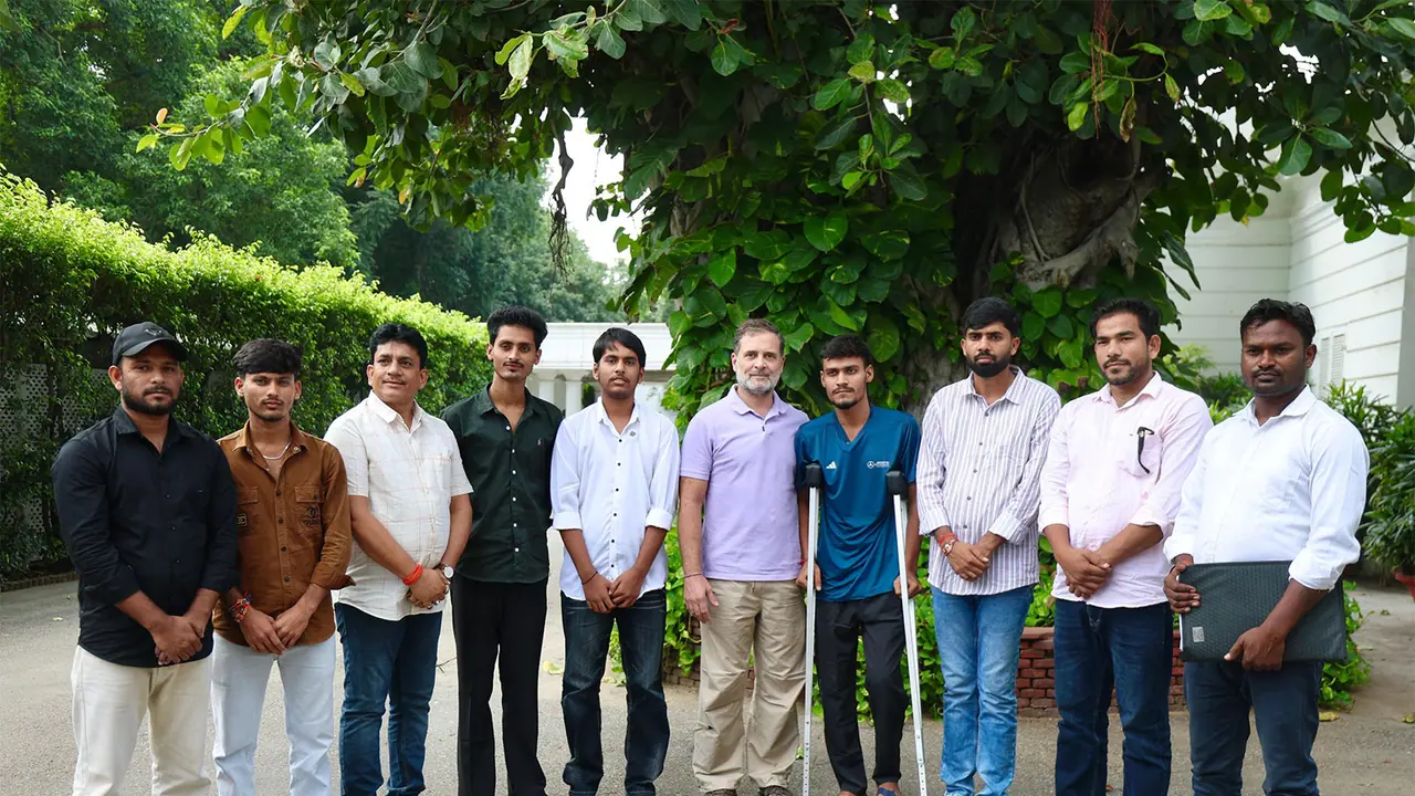 Congress leader Rahul Gandhi met students (Photo/@RahulGandhi) Congress leader Rahul Gandhi met students (Photo/@RahulGandhi)