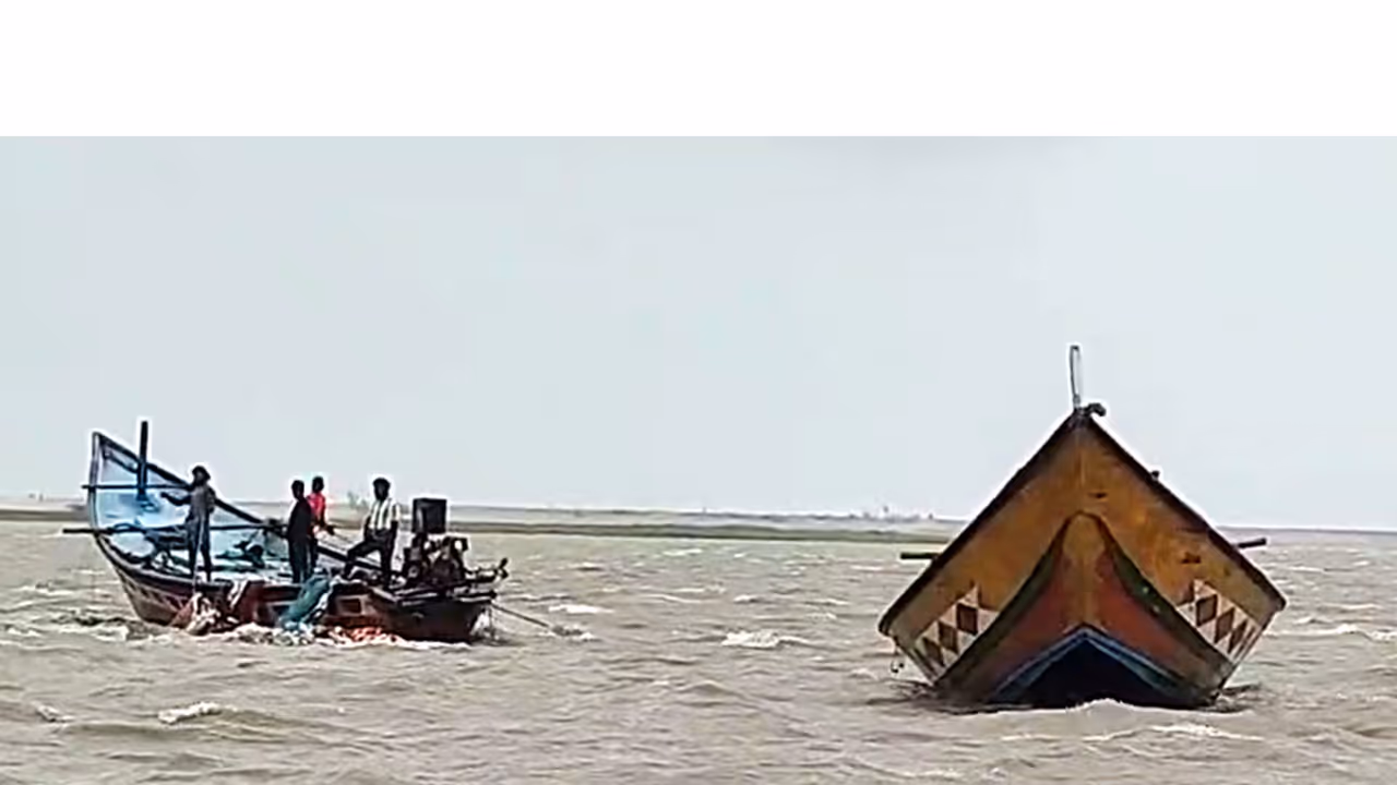 Strong winds, high waves and heavy rain triggered by Cyclone Arnab (Photo: ANI) Strong winds, high waves and heavy rain triggered by Cyclone Arnab (Photo: ANI)
