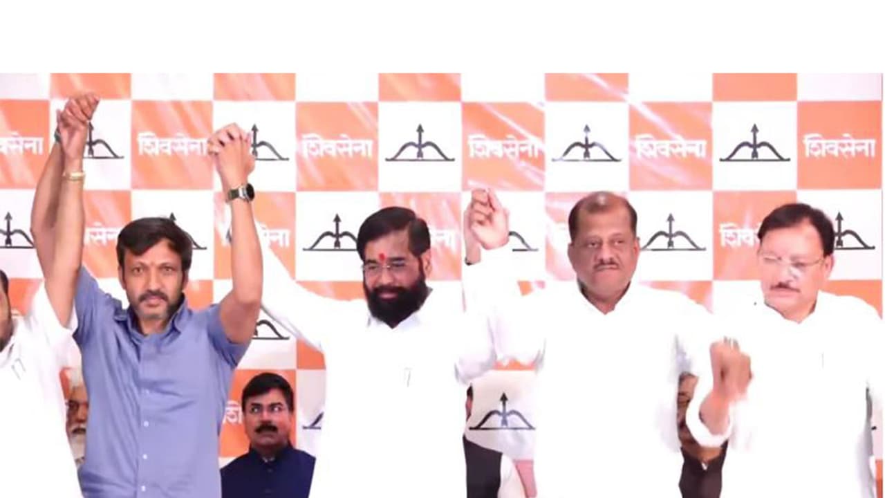 Six Shiv Sena (UBT) MPs joined Shiv Sena on Monday. Maharashtra Dy CM Eknath Shinde with party leaders (Photo/ANI) Six Shiv Sena (UBT) MPs joined Shiv Sena on Monday. Maharashtra Dy CM Eknath Shinde with party leaders (Photo/ANI)