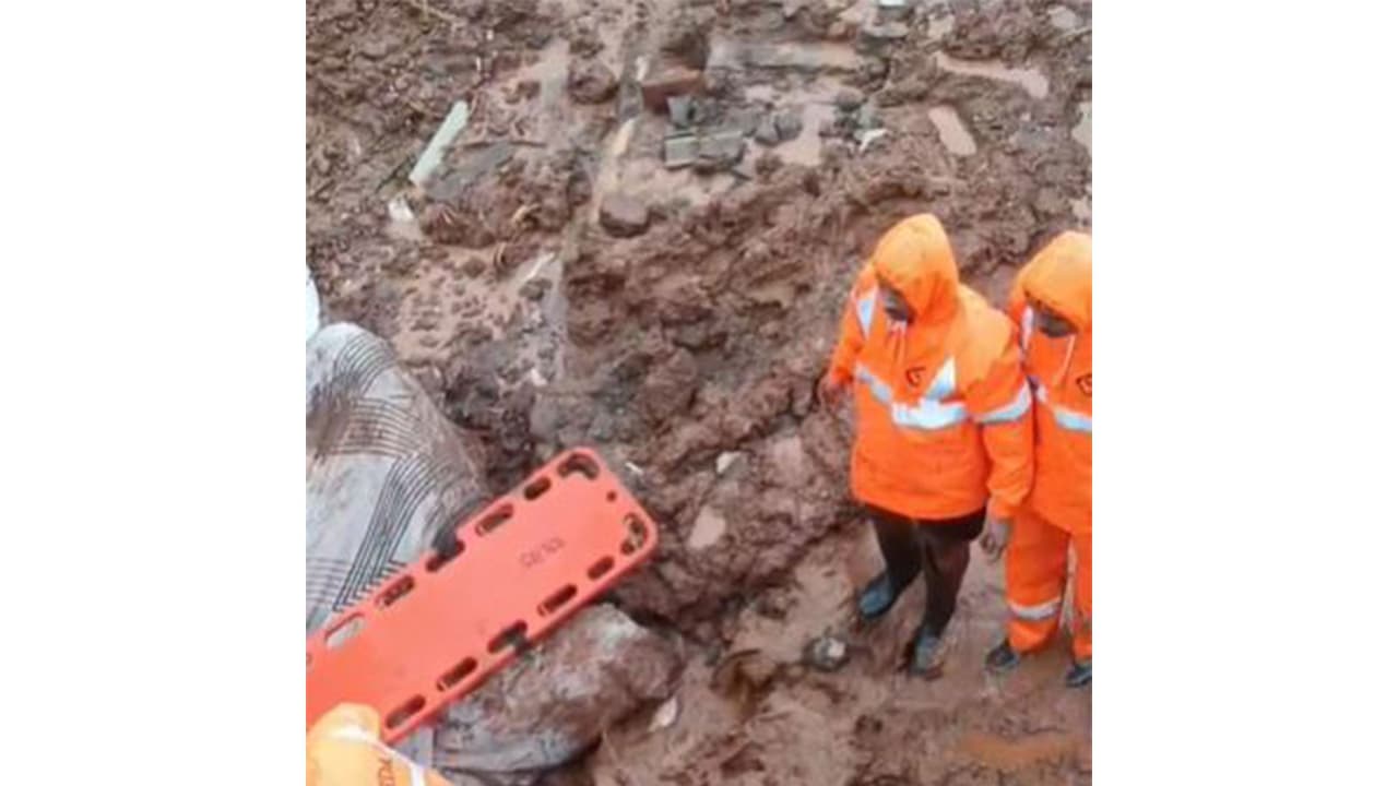 Rescue mission ongoing in Patal village of Maval Tensil after landslide (Photo/ANI) Rescue mission ongoing in Patal village of Maval Tensil after landslide (Photo/ANI)