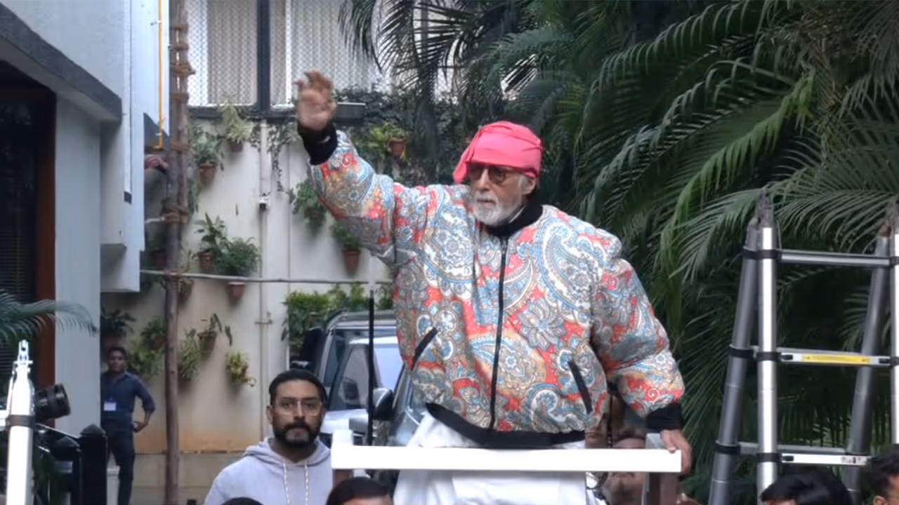 Amitabh Bachchan greets fans outside Jalsa amid heavy security along with Abhishek Bachchan (Photo/ANI) Amitabh Bachchan greets fans outside Jalsa amid heavy security along with Abhishek Bachchan (Photo/ANI)