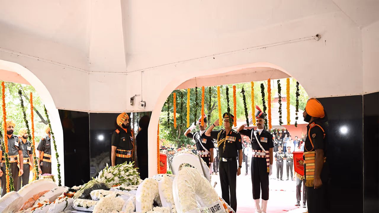 COAS General Dhiraj Seth pays tribute to former COAS General VN Sharma (Photo/Indian Army) COAS General Dhiraj Seth pays tribute to former COAS General VN Sharma (Photo/Indian Army)