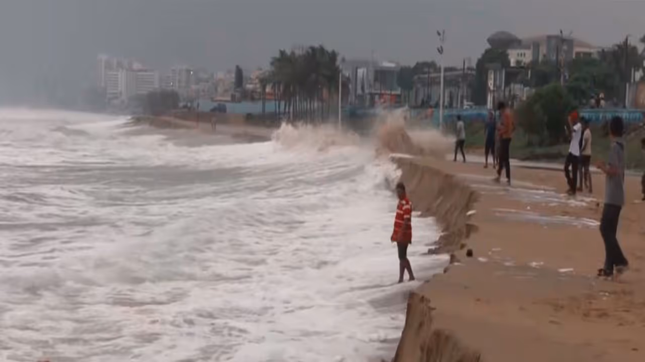 Visulas from Visakhapatnam ahead of Cyclone Arnab (Photo/ANI) Visulas from Visakhapatnam ahead of Cyclone Arnab (Photo/ANI)