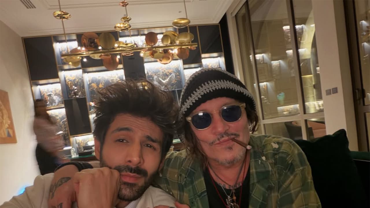 Kartik Aaryan posing for Johnny Depp (Photo/Instagram@kartikaaryan) Kartik Aaryan posing for Johnny Depp (Photo/Instagram@kartikaaryan)