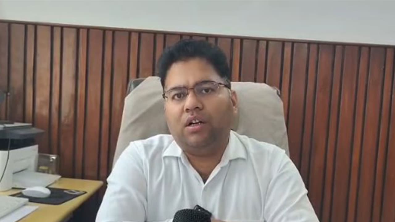 Rudraprayag District Magistrate Vishal Mishra speaks on pothole free road campaign (Photo/ANI) Rudraprayag District Magistrate Vishal Mishra speaks on pothole free road campaign (Photo/ANI)