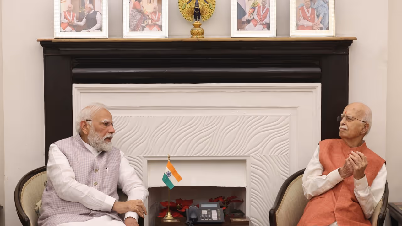PM Modi meets veteran BJP leader LK Advani on his birthday (Photo/ANI)