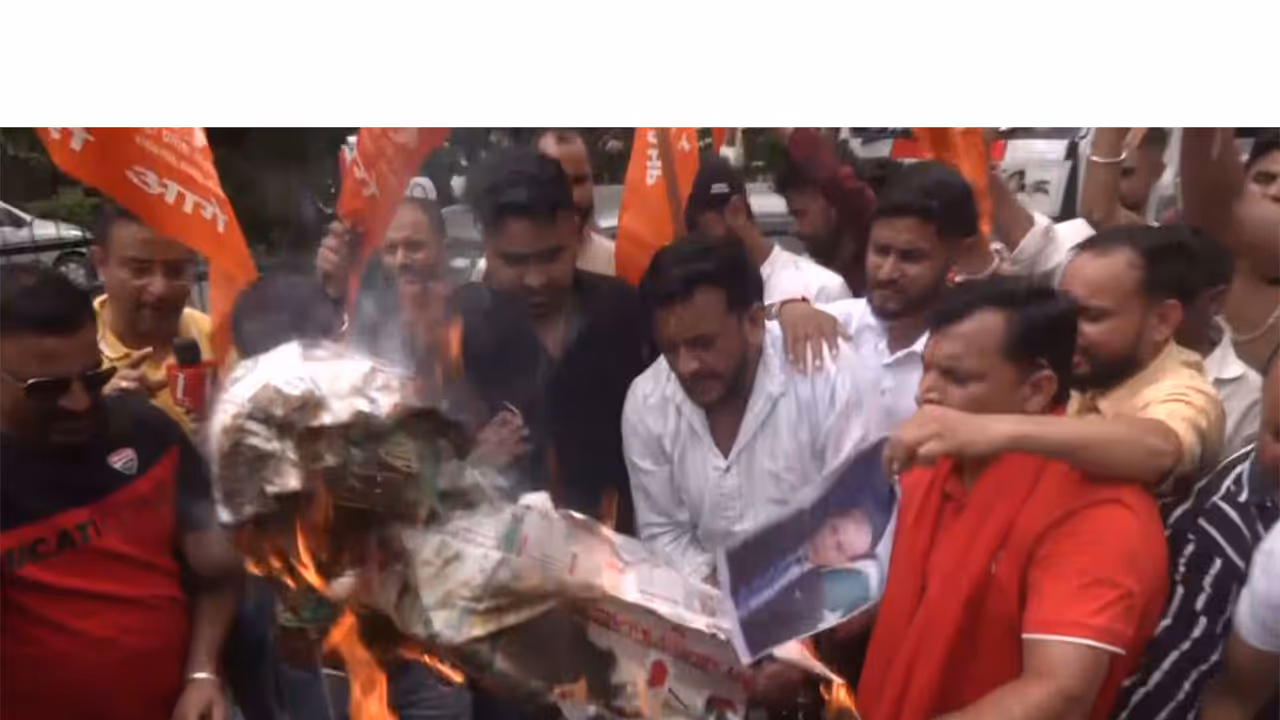 Rashtriya Bajrang Dal staged protests over the demolition of a 100 year old Hindu temple in Pakistan (Photo/ANI) Rashtriya Bajrang Dal staged protests over the demolition of a 100 year old Hindu temple in Pakistan (Photo/ANI)