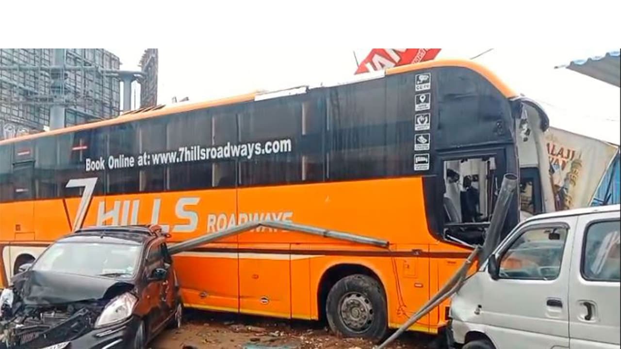 Bus crashes into the hotel in Shamshabad (Photo/ANI) Bus crashes into the hotel in Shamshabad (Photo/ANI)