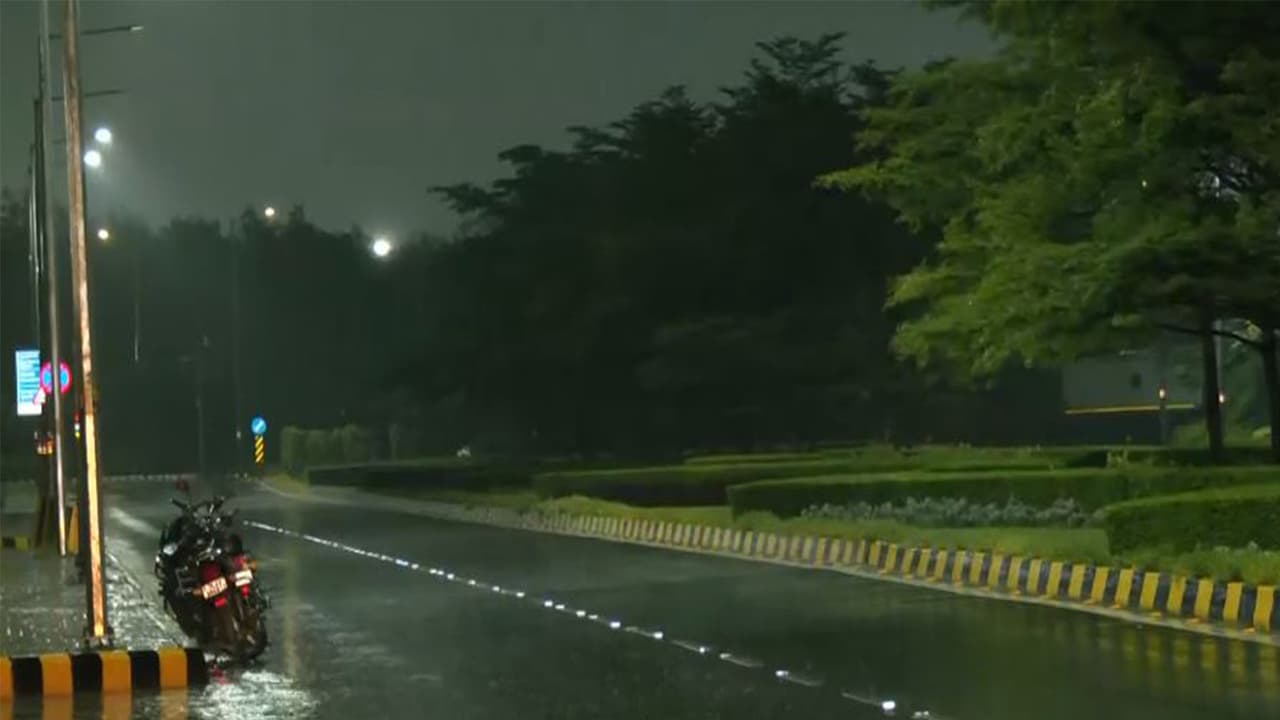 Rain and strong winds lash parts of Delhi (Photo/ANI) Rain and strong winds lash parts of Delhi (Photo/ANI)