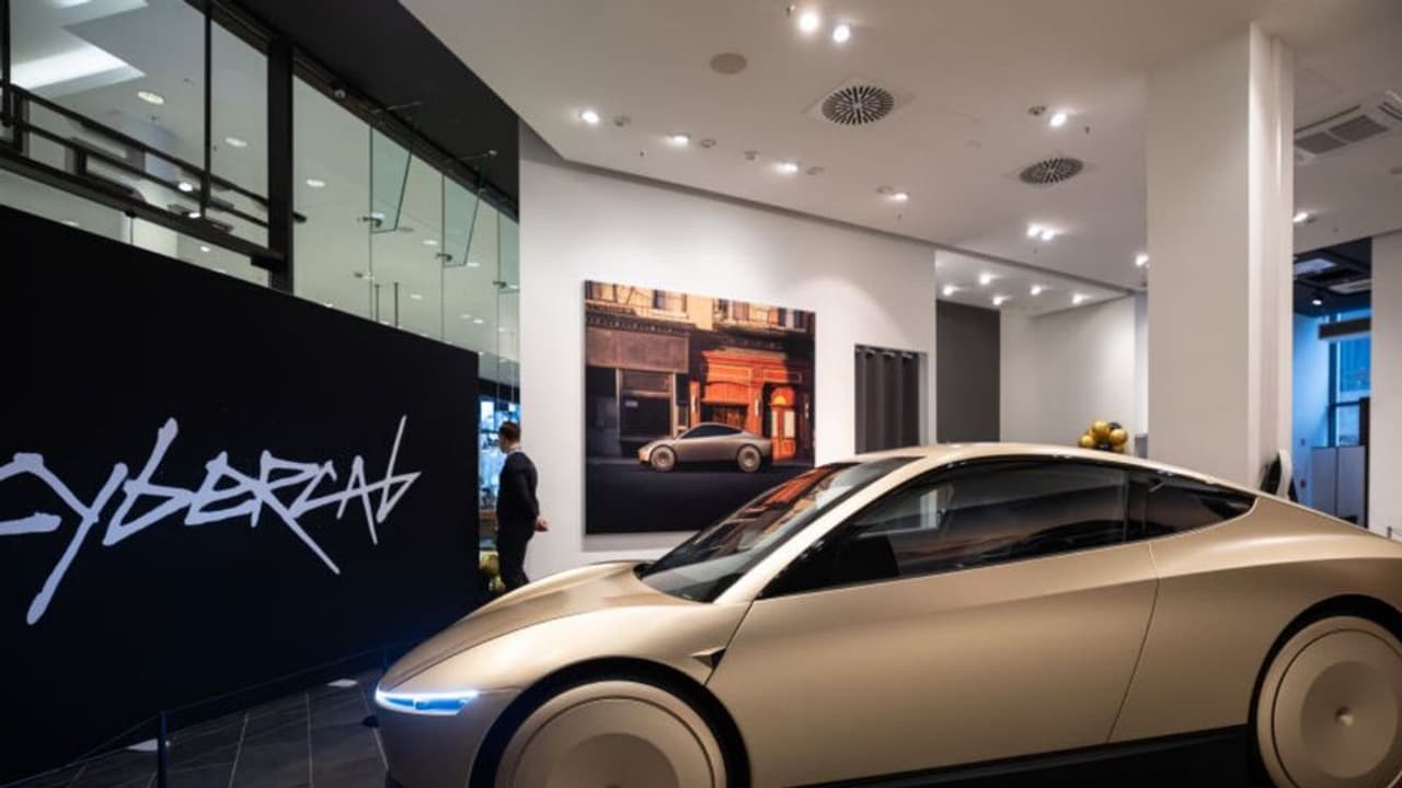 https://stocktwits.com/news-articles/markets/equity/elon-musk-sets-robotaxi-launch-date-for-june-22/chlaapnRbzU