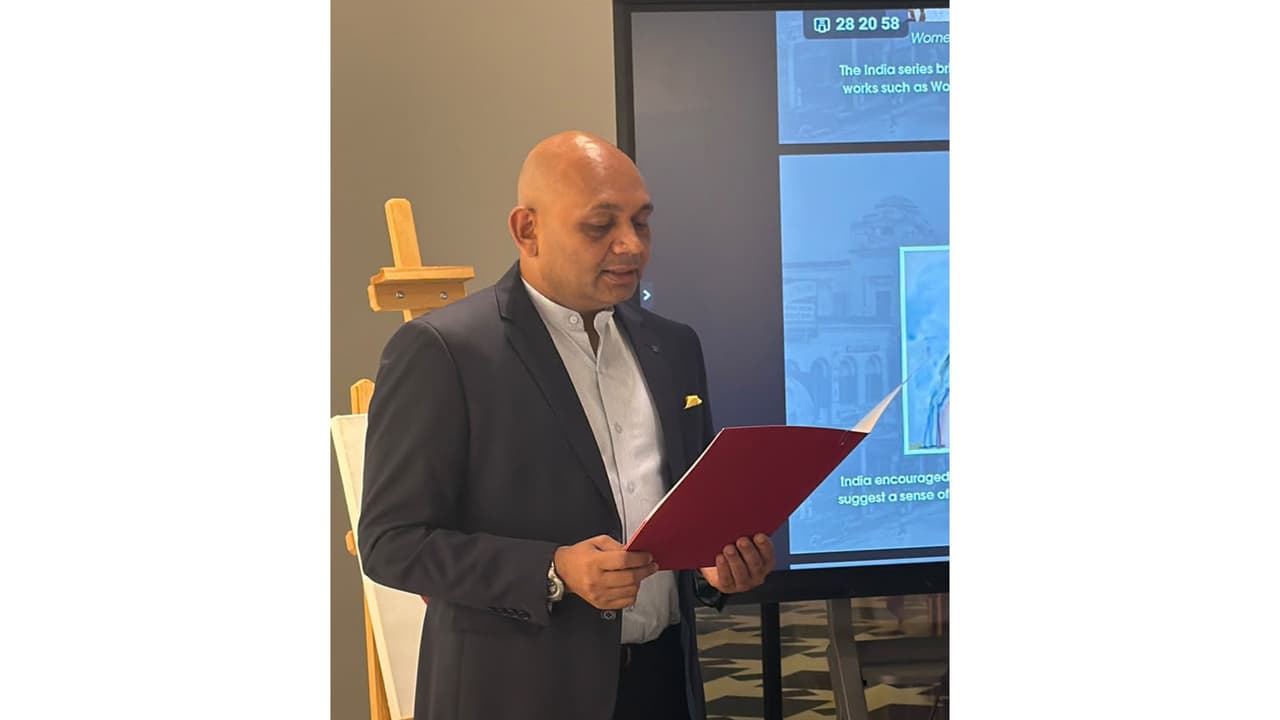 Ambassador Abhay Kumar delivers opening remarks at the painting exhibition ‘In Chowrungee Lane’ (Photo/X@indembassybaku) Ambassador Abhay Kumar delivers opening remarks at the painting exhibition ‘In Chowrungee Lane’ (Photo/X@indembassybaku)