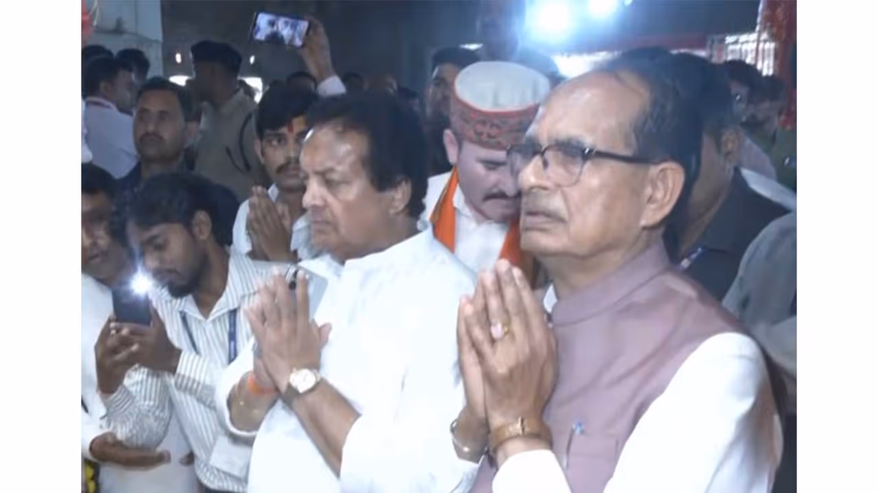 Union Agriculture Minister Shivraj Singh Chouhan offering prayers at Kankali Mandir (Photo/ANI) Union Agriculture Minister Shivraj Singh Chouhan offering prayers at Kankali Mandir (Photo/ANI)