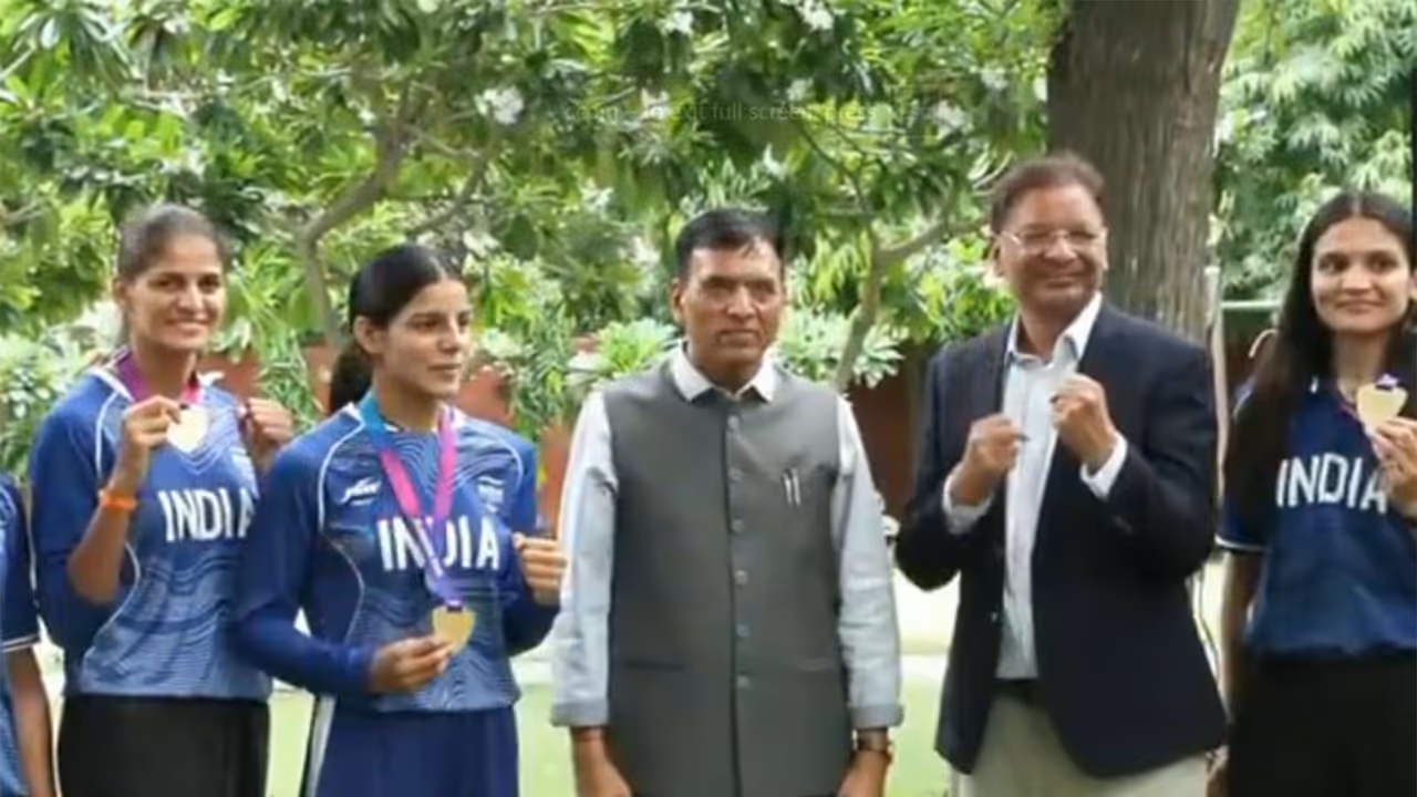 Mansukh Mandaviya felicitates Indian boxers. (Photo/ANI) Mansukh Mandaviya felicitates Indian boxers. (Photo/ANI)
