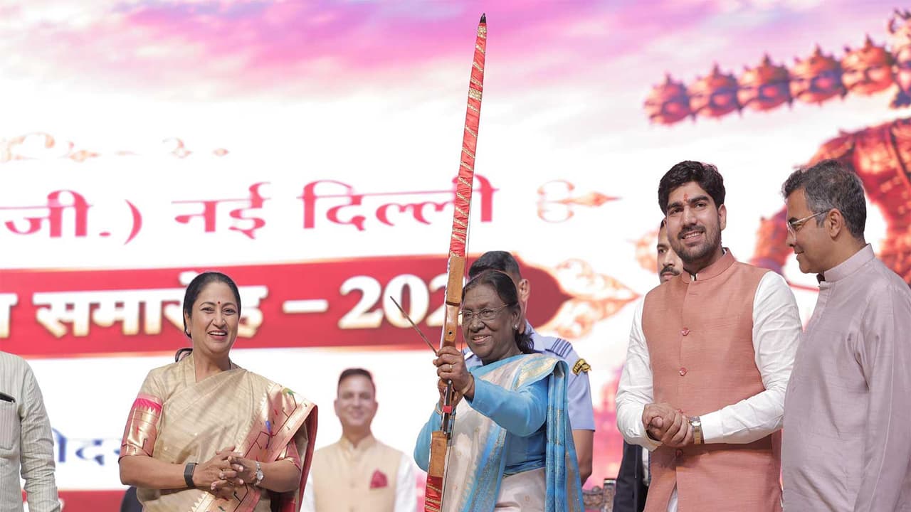President Droupadi Murmu and Delhi Chief Minister Rekha Gupta attending Vijayadashami celebration in Dwarka (Photo/ANI) President Droupadi Murmu and Delhi Chief Minister Rekha Gupta attending Vijayadashami celebration in Dwarka (Photo/ANI)