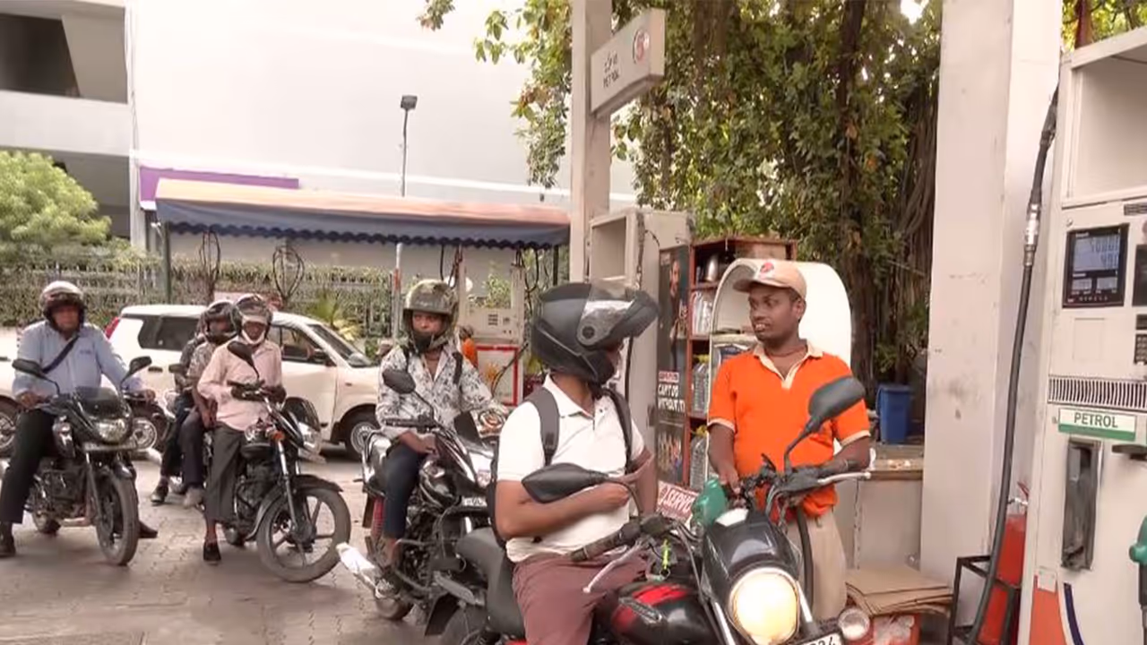 Visual from petrol pump in Delhi (Photo/ANI) Visual from petrol pump in Delhi (Photo/ANI)