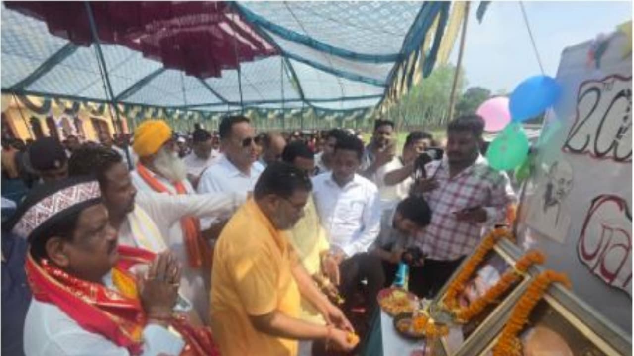 Union Minister Jual Oram pays floral tribute to Mahatma Gandhi and former Prime Minister Lal Bahadur Shastri (Photo/pib) Union Minister Jual Oram pays floral tribute to Mahatma Gandhi and former Prime Minister Lal Bahadur Shastri (Photo/pib)