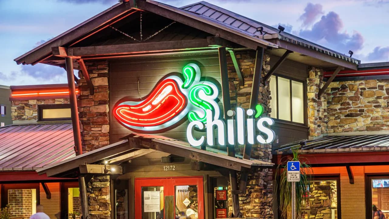 https://stocktwits.com/news articles/markets/equity/brinker bets on chili s strength after strong q4 annual outlook retail traders bite this analyst doesn t/chsRf7mRdao