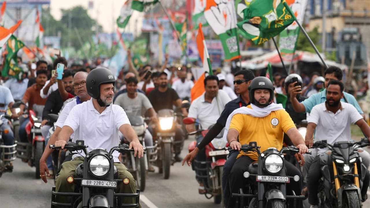 Rahul Gandhi (L); Tejashwi Yadav (R) (Photo/X/@RahulGandhi)
