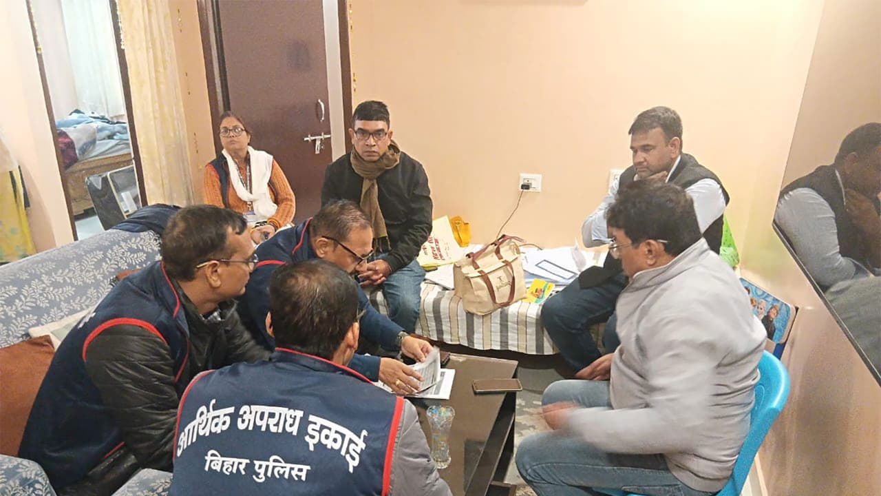 EOU raids Patliputra Bank Officer at Danapur (Photo/ANI) EOU raids Patliputra Bank Officer at Danapur (Photo/ANI)