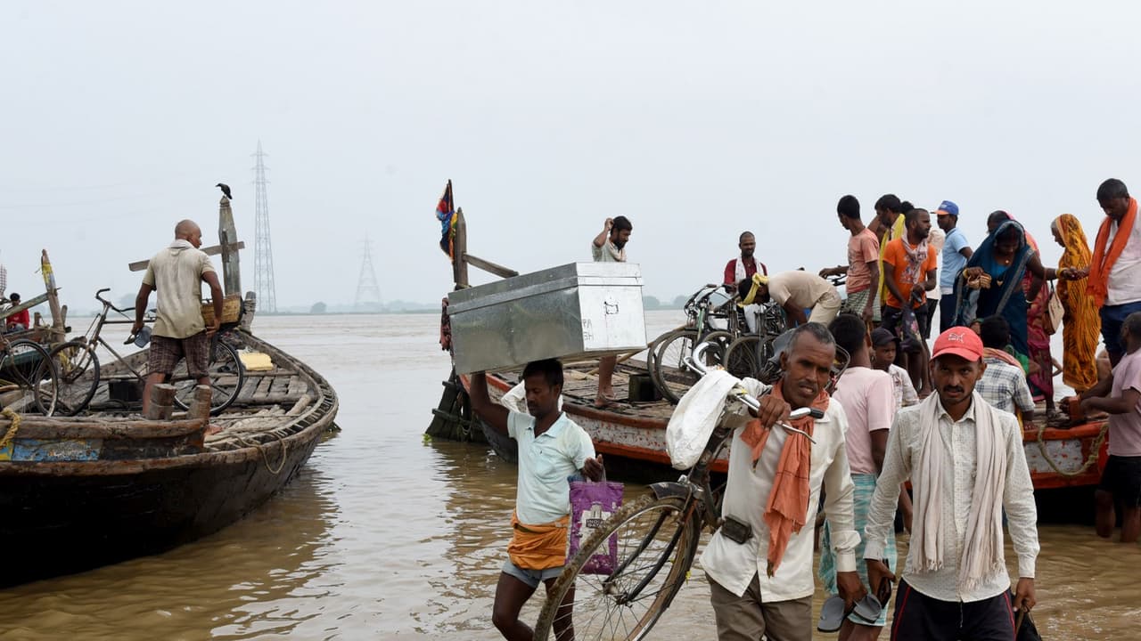 People move to a safer place as the Ganga River's water level rises in Bihar (Photo/ANI) People move to a safer place as the Ganga River's water level rises in Bihar (Photo/ANI)
