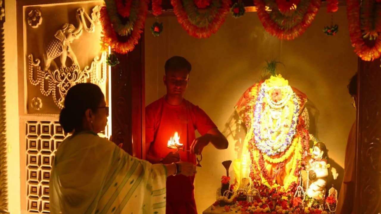 West Bengal CM Mamata Banerjee offering prayers at Temple (Photo/@AITCofficial) West Bengal CM Mamata Banerjee offering prayers at Temple (Photo/@AITCofficial)