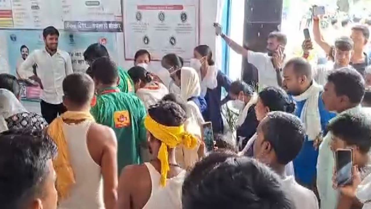 Injured people at the hospital in Lakhisarai (Photo/ANI) Injured people at the hospital in Lakhisarai (Photo/ANI)