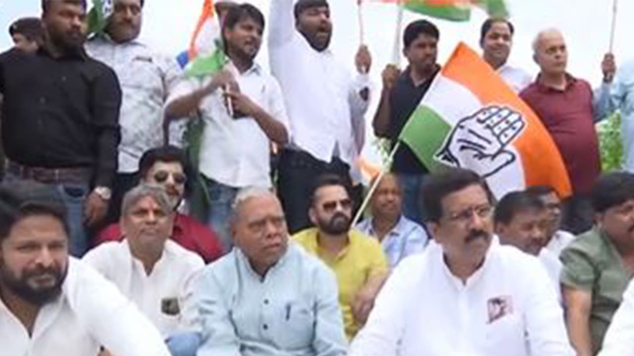 Congress leaders stages protest outside Jharkhand Assembly (Photo/ANI) Congress leaders stages protest outside Jharkhand Assembly (Photo/ANI)