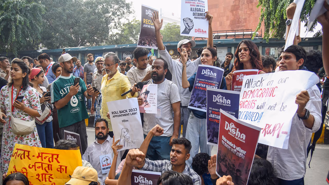 Student Organisations Protest Against CEC Gyanesh Kumar at Janpath (Photo/ANI) Student Organisations Protest Against CEC Gyanesh Kumar at Janpath (Photo/ANI)