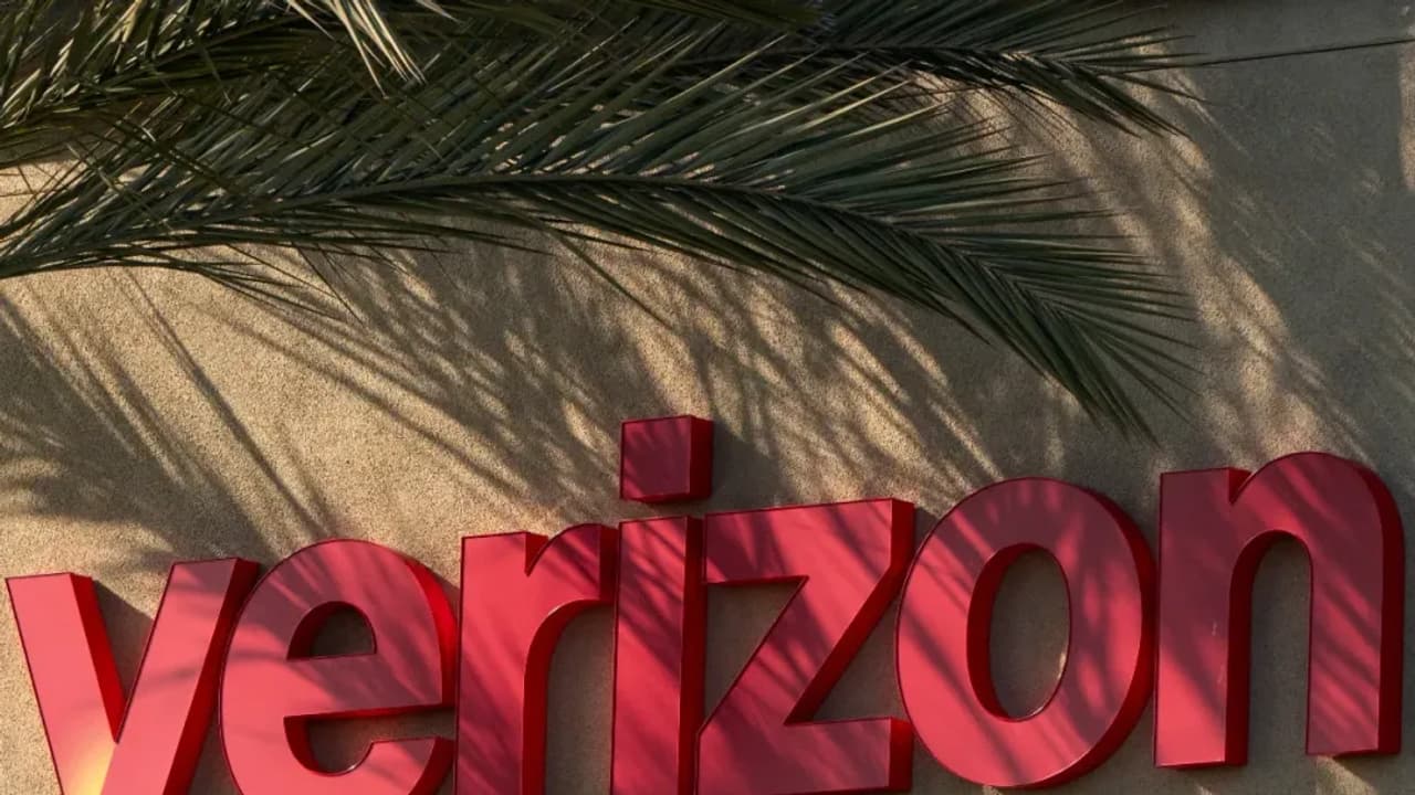 https://stocktwits.com/news articles/markets/equity/verizon q1 2025 earnings top estimates subscriber decline triggers stock drop/chQSAlJRbXL https://stocktwits.com/news articles/markets/equity/verizon q1 2025 earnings top estimates subscriber decline triggers stock drop/chQSAlJRbXL