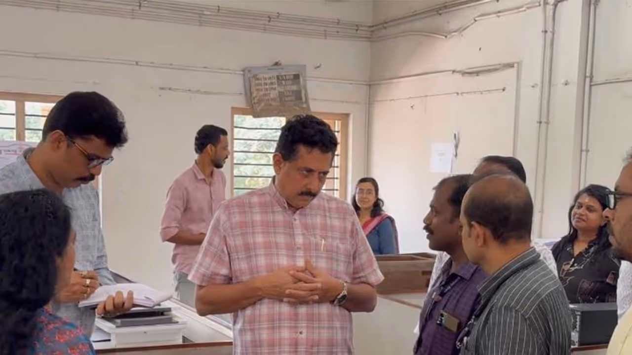 Keralam: General Education Minister conducts surprise inspection at Pareeksha Bhavan (Photo: Education Minister Office) Keralam: General Education Minister conducts surprise inspection at Pareeksha Bhavan (Photo: Education Minister Office)
