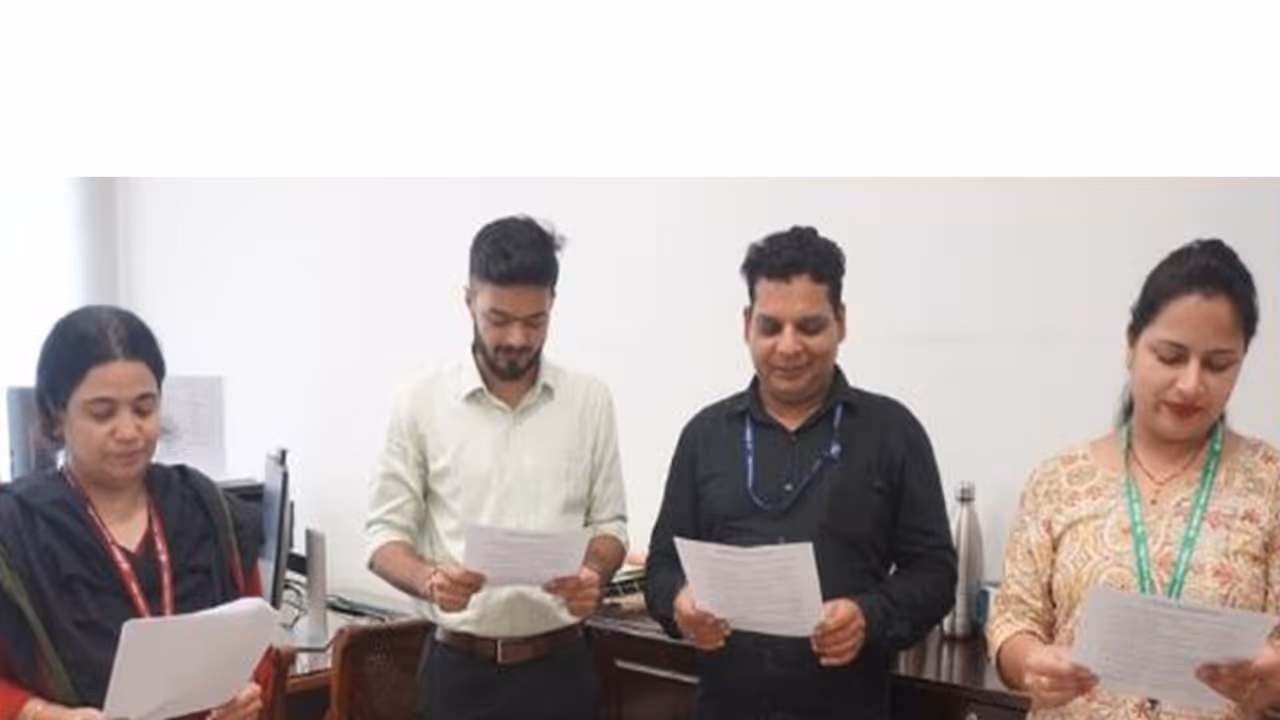 Department of Chemicals and Petrochemicals administered Swachchta Pledge (Photo/@dcpcindia) Department of Chemicals and Petrochemicals administered Swachchta Pledge (Photo/@dcpcindia)