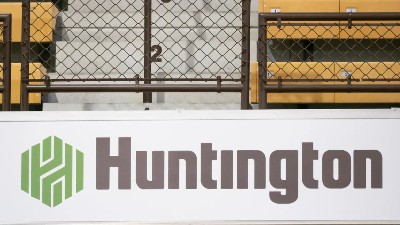 https://stocktwits.com/news articles/markets/equity/huntington bancshares to buy cadence bank in 7 4 billion all stock deal/cLG04bSR3MK https://stocktwits.com/news articles/markets/equity/huntington bancshares to buy cadence bank in 7 4 billion all stock deal/cLG04bSR3MK