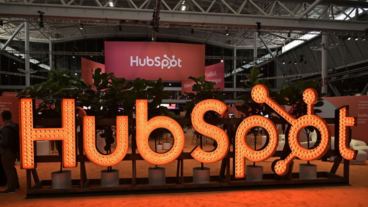HubSpot Pulls Back In Premarket As Analyst Downgrades Stock On Valuation Concerns: Retail Mood Mixed HubSpot Pulls Back In Premarket As Analyst Downgrades Stock On Valuation Concerns: Retail Mood Mixed