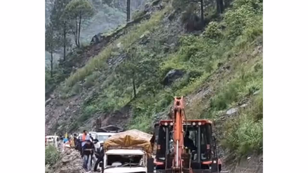 Shooting Stones fall on road in Himachal Pradesh (Photo/ANI) Shooting Stones fall on road in Himachal Pradesh (Photo/ANI)