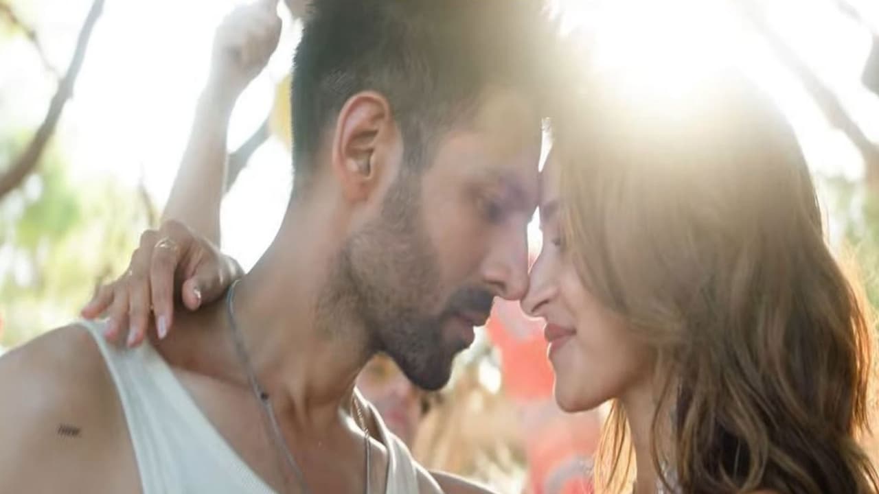 Tu Meri Main Tera Main Tera Tu Meri song (Photo source: Youtube/@Saregama) Tu Meri Main Tera Main Tera Tu Meri song (Photo source: Youtube/@Saregama)