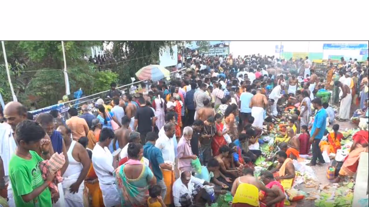 Thousands gather for Mahalaya Amavasya rituals in Tiruchirappalli (Photo/ANI) Thousands gather for Mahalaya Amavasya rituals in Tiruchirappalli (Photo/ANI)