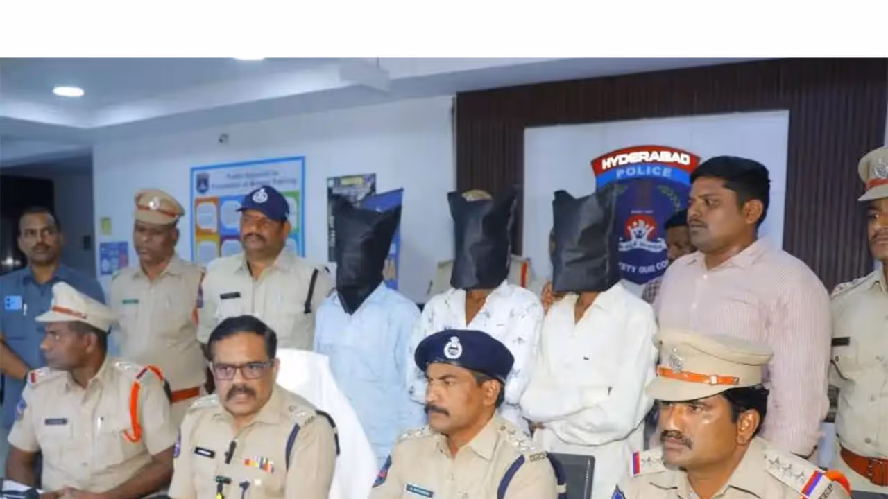 Mailardevpally Police with arrested persons (Photo/ANI) Mailardevpally Police with arrested persons (Photo/ANI)