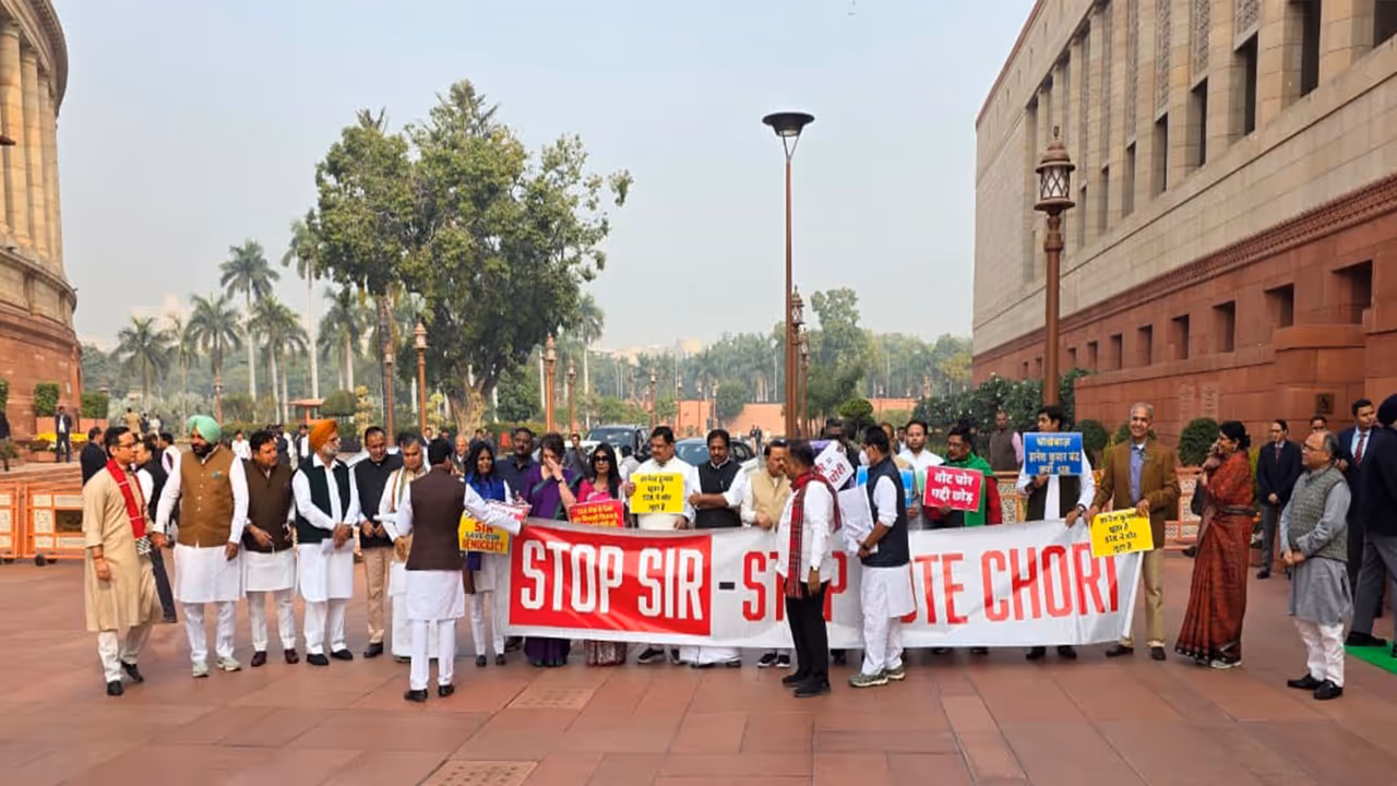Oppostion MPs protesting at Makar Dwar (Photo/ANI) Oppostion MPs protesting at Makar Dwar (Photo/ANI)