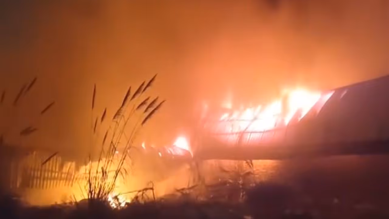 Fire broke out in Basai village of Sector 29, Gurugram (Photo/ANI) Fire broke out in Basai village of Sector 29, Gurugram (Photo/ANI)