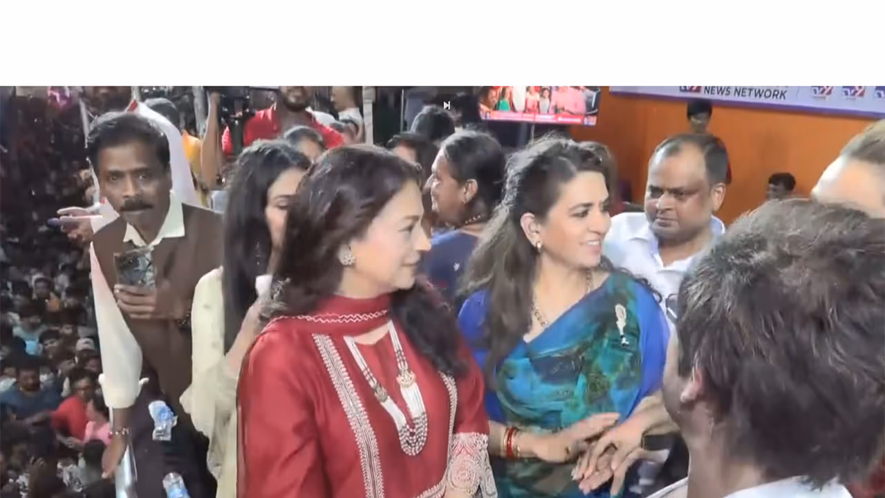 Juhi Chawla, Shaina NC (Photo/ANI) Juhi Chawla, Shaina NC (Photo/ANI)