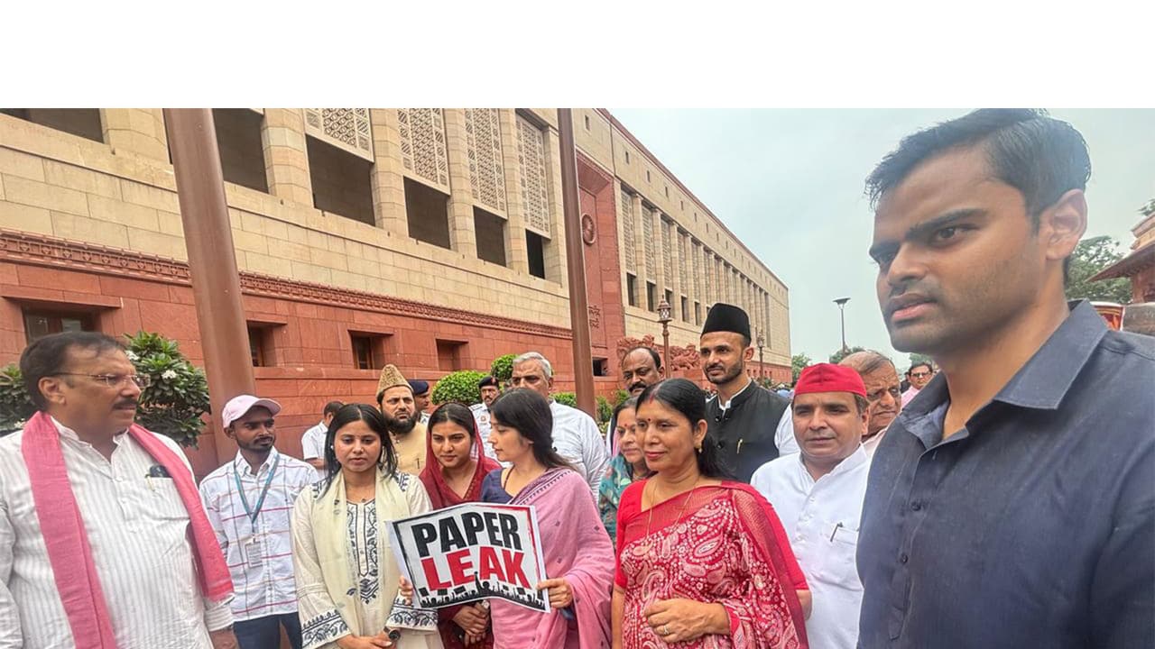 SP leaders protesting outside Parliament (Photo/ANI) SP leaders protesting outside Parliament (Photo/ANI)