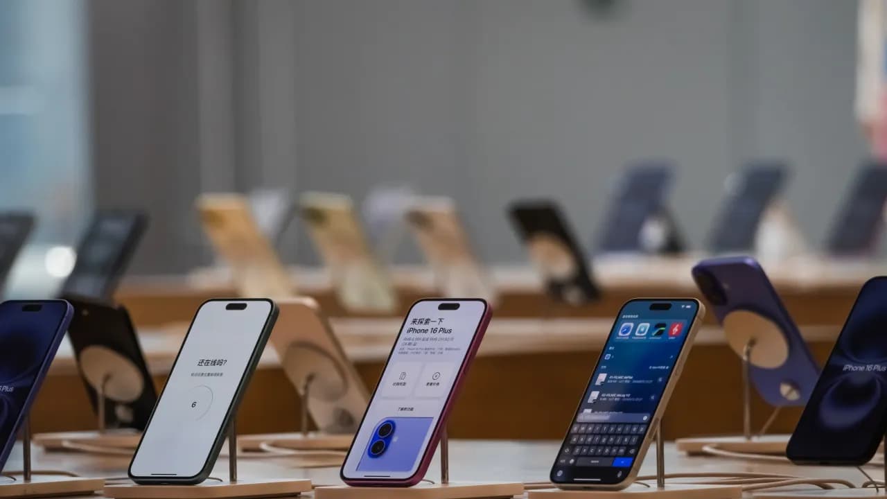 https://stocktwits.com/news articles/markets/equity/apple marks 3 billion i phones sold since 2007 but tim cook now faces ai pressure test/chr3tBdRdbc https://stocktwits.com/news articles/markets/equity/apple marks 3 billion i phones sold since 2007 but tim cook now faces ai pressure test/chr3tBdRdbc