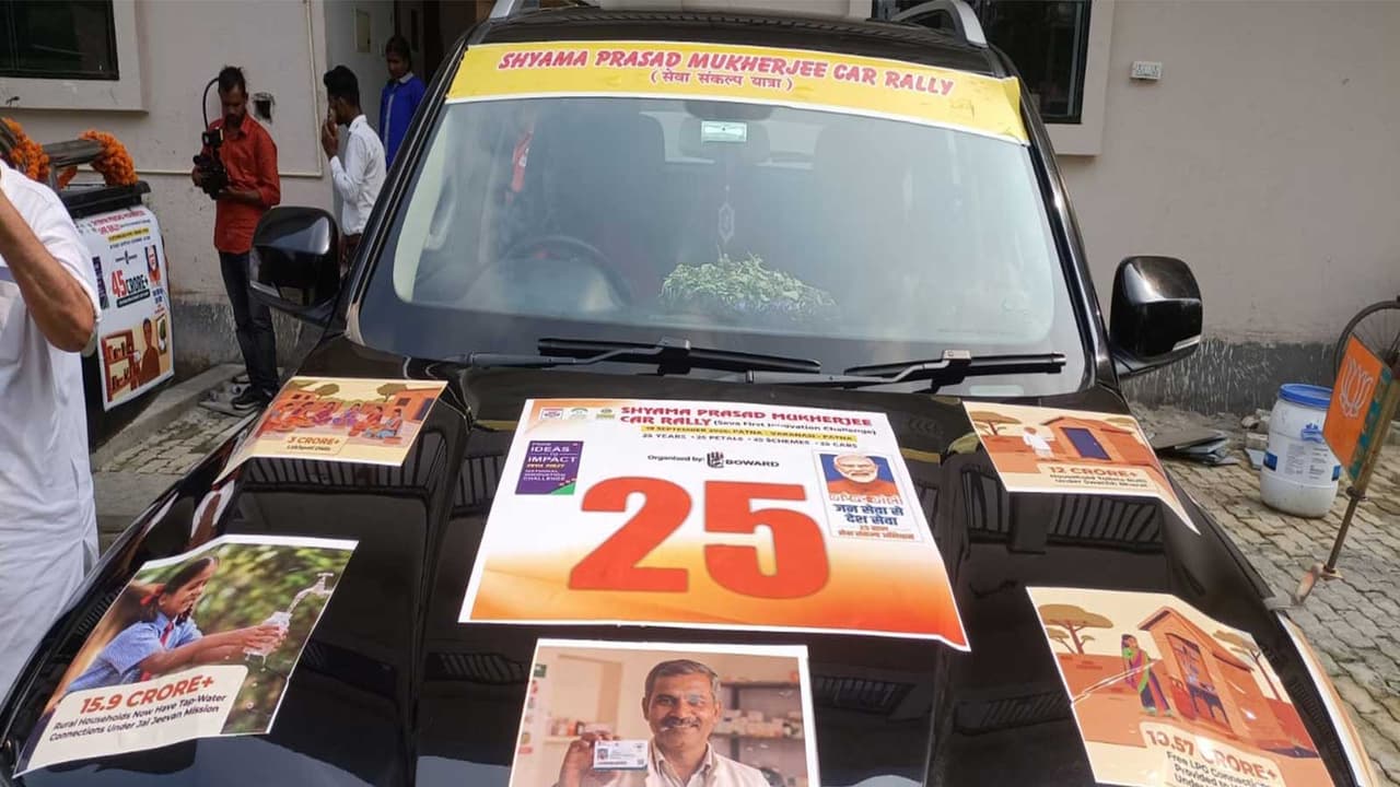 Cars decorated with posters and slogans of the schemes (Photo/BJP Media Cell Varanasi) Cars decorated with posters and slogans of the schemes (Photo/BJP Media Cell Varanasi)