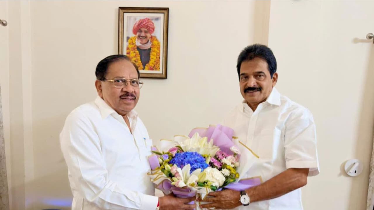 Karnataka Deputy Chief Minister G Parameshwara met All India Congress Committee (AICC) General Secretary KC Venugopal (Photo/ @DrParameshwara) Karnataka Deputy Chief Minister G Parameshwara met All India Congress Committee (AICC) General Secretary KC Venugopal (Photo/ @DrParameshwara)