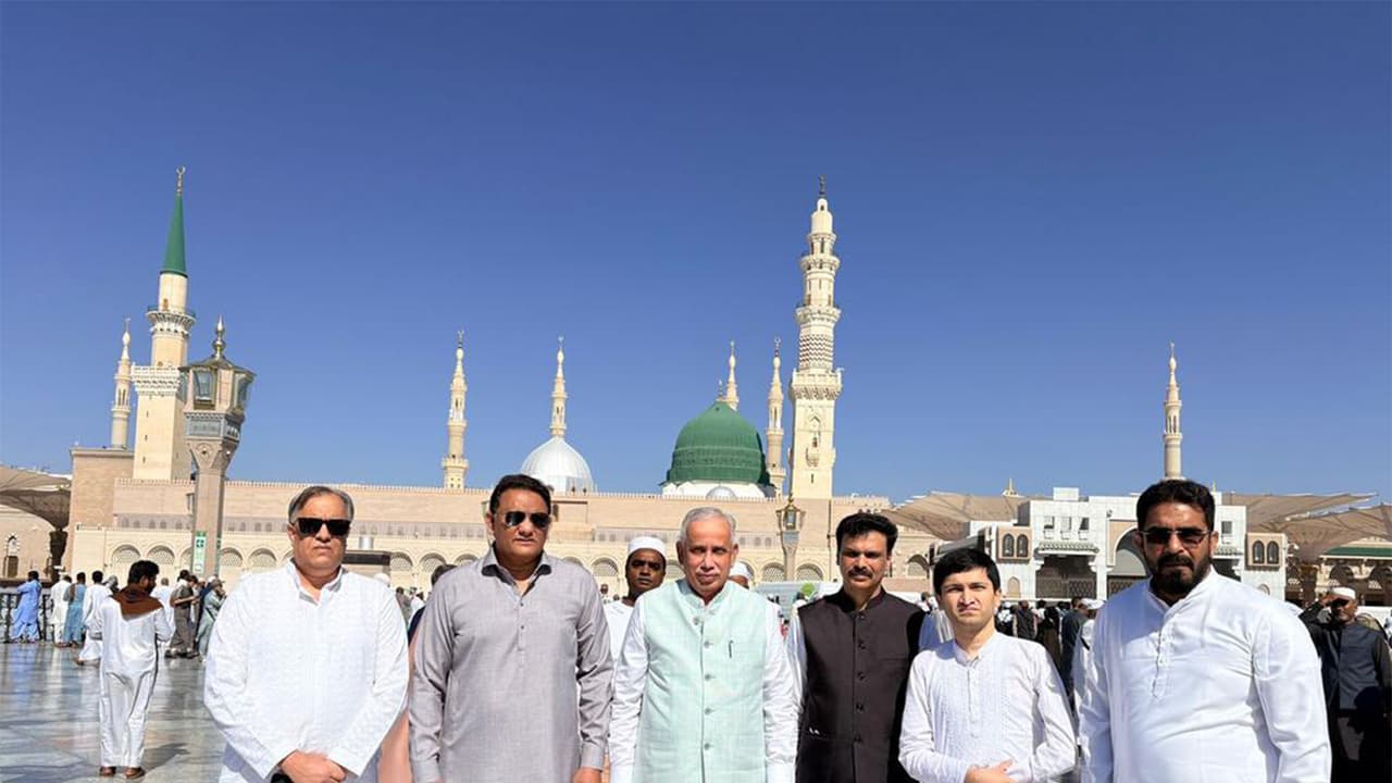 Indian delegation during the last rites of Madinah bus accident victims (Photo: @IndianEmbRiyadh/X) Indian delegation during the last rites of Madinah bus accident victims (Photo: @IndianEmbRiyadh/X)