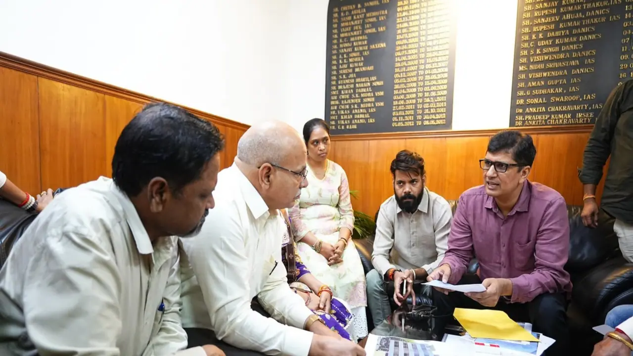 AAP councillors led by Delhi Unit President Saurabh Bharadwaj gheraoed MCD Office (Photo/ANI) AAP councillors led by Delhi Unit President Saurabh Bharadwaj gheraoed MCD Office (Photo/ANI)