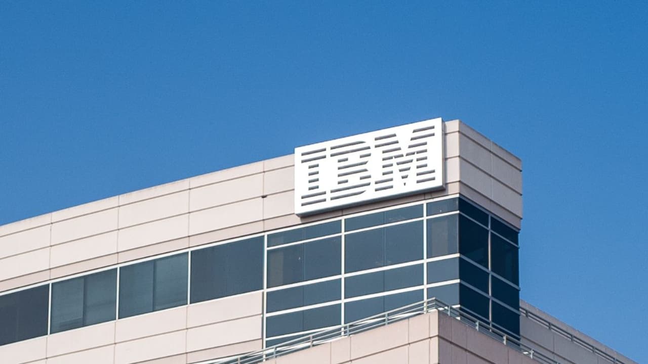 IBM Stock Inches Up Ahead Of Q4 Earnings Despite Cautious Analyst Outlook: Retail Remains Uncertain